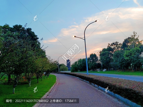 傍晚公路晚霞