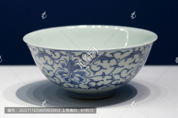 清代青花線描花卉紋碗