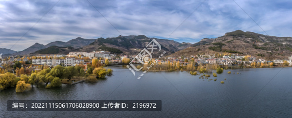 寬幅山下湖邊山村秋色美景