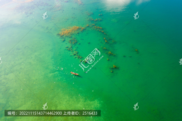航拍云南瀘沽湖泊游船風光