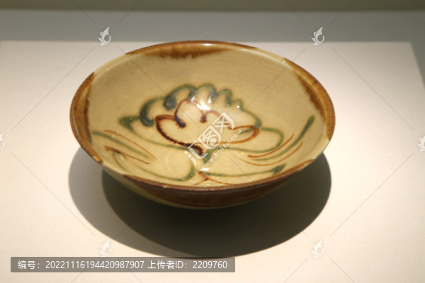 長沙窯青釉褐綠彩花草紋碗