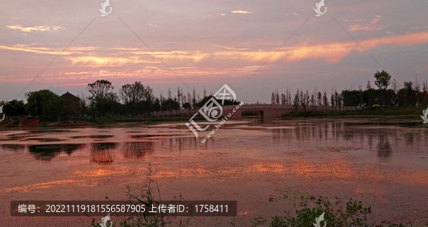 湖邊紅霞倒影