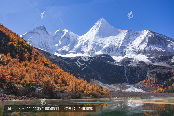 雪山湖泊