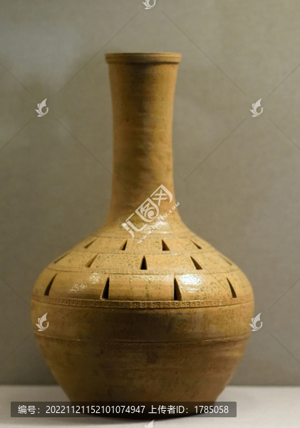 原始青瓷鏤空長(zhǎng)頸瓶