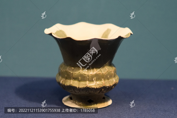 青釉花口蓮瓣紋尊