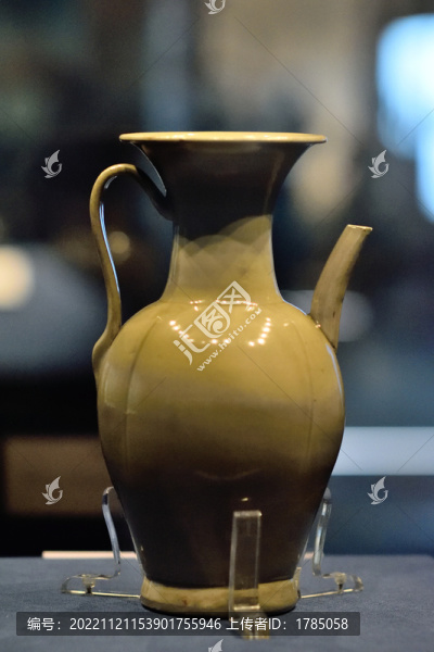 青釉瓜棱執(zhí)壺