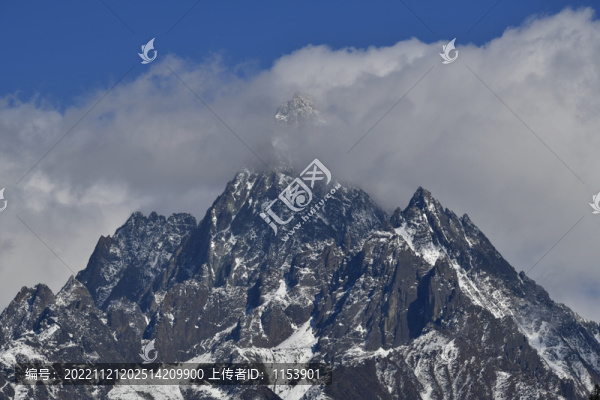 雪山云霧
