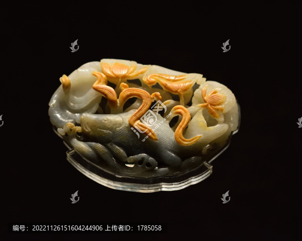 青玉鏤空魚穿荷花飾