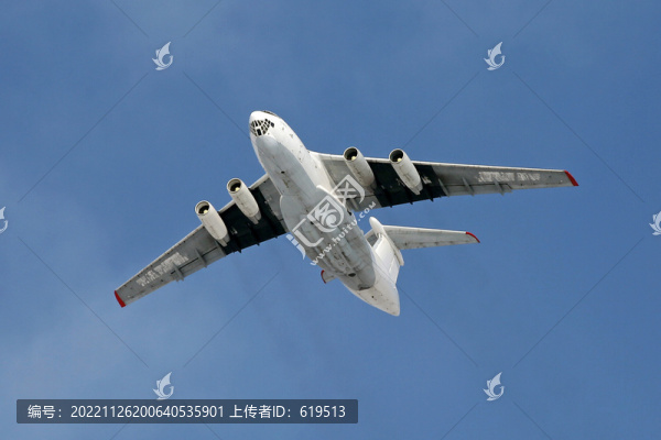 正在降落的伊爾76大型運(yùn)輸機(jī)
