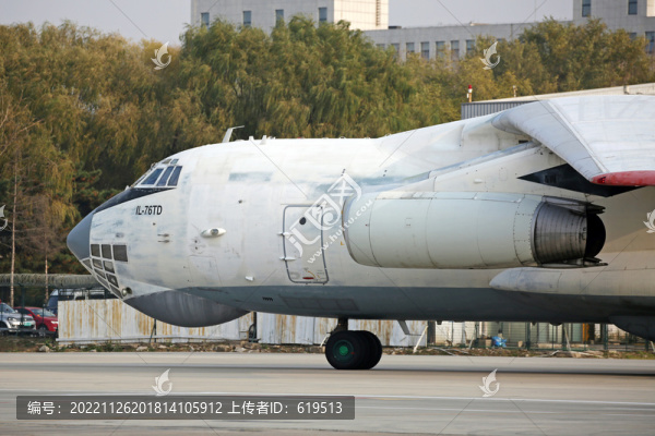 地面滑行中的伊爾76飛機(jī)