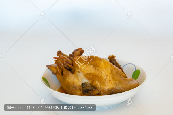 盤子里的鹵制燒雞