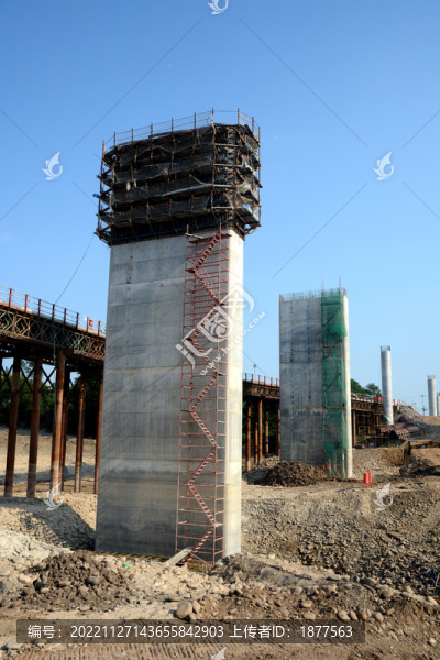 大橋建設(shè)中