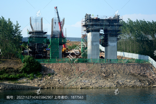 大橋建設(shè)中