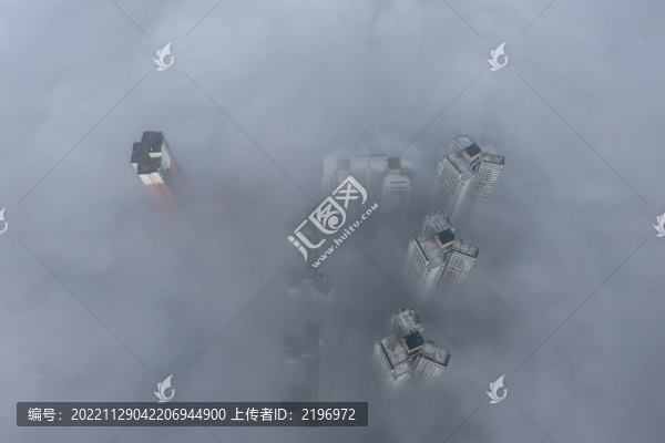 俯瞰霧中城市高層建筑