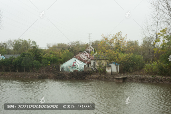 河岸邊的房子