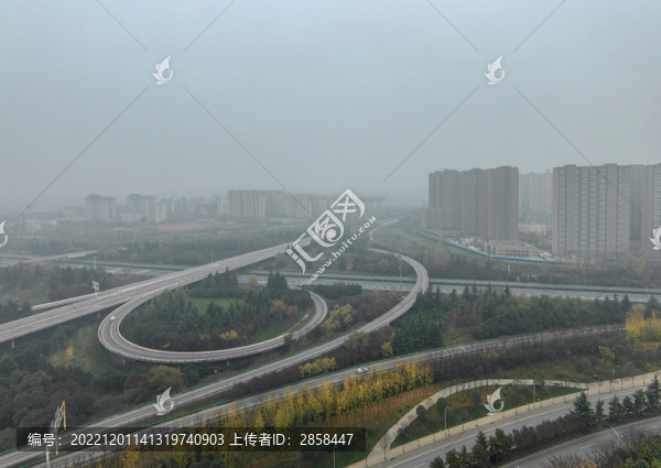陰雨蒙蒙下的曲江立交