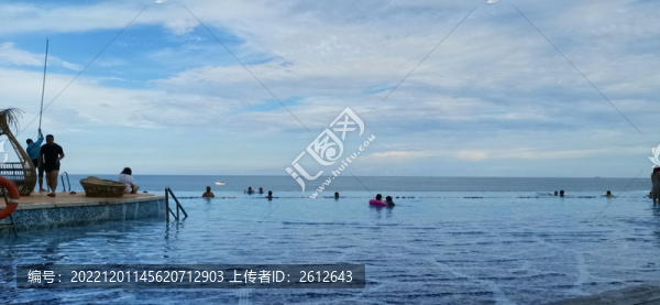 游泳池游泳天空大海邊