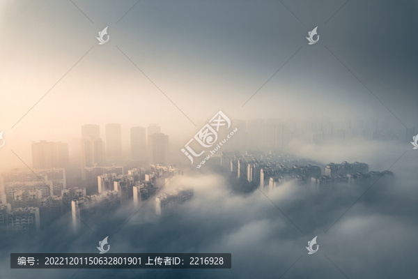 云霧中的城市建筑