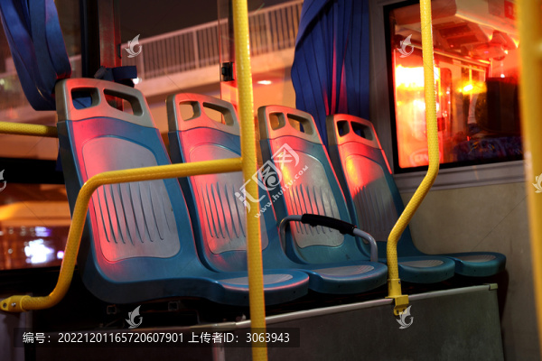 晚上公交車內(nèi)