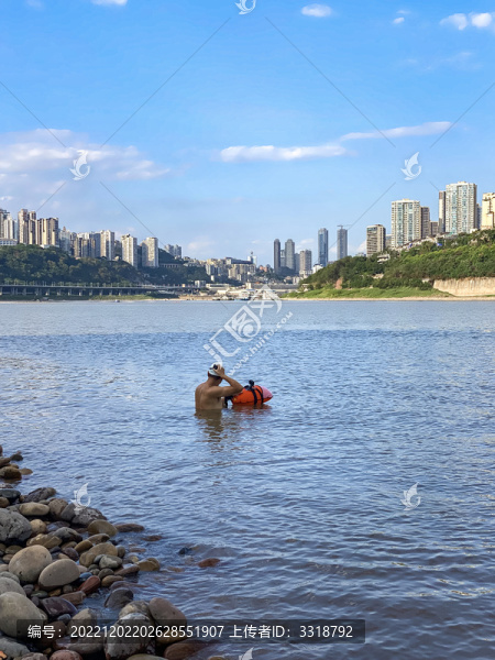 藍(lán)天白云重慶下長(zhǎng)江游泳的人