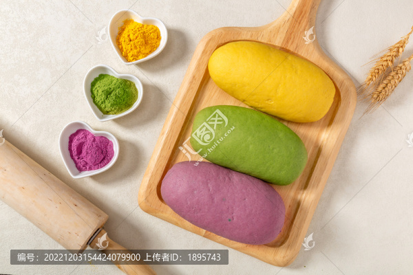 彩色的蔬菜粉和面團(tuán)
