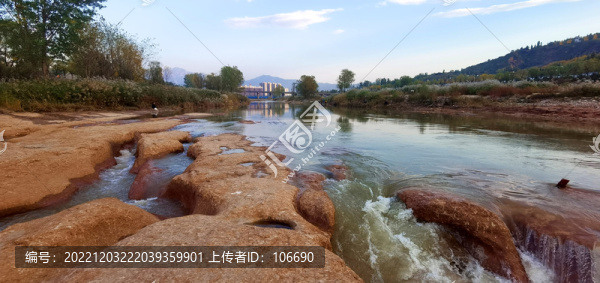 在河床上看河流