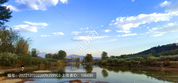 河流倒影藍(lán)天白云