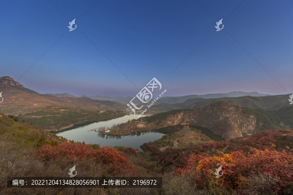 濟(jì)南章丘百丈崖水庫秋色