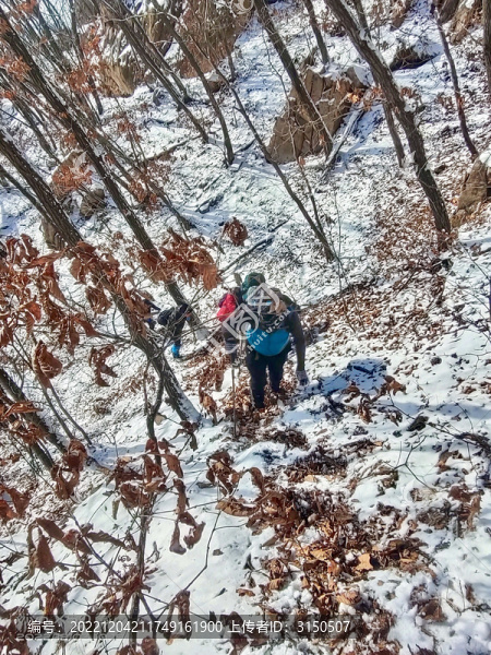 枯葉初雪登山忙