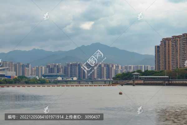陰天江岸建筑風景