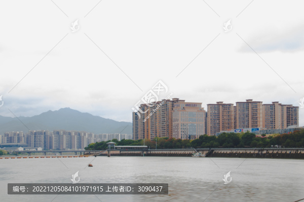 陰天江岸建筑風(fēng)景