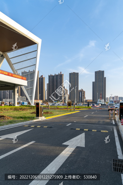 前進的道路和城市建筑