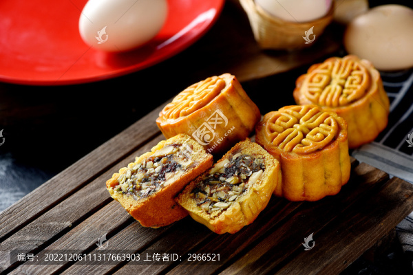 切開的五仁月餅