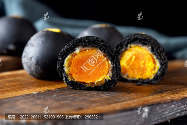 切開(kāi)的蛋黃黑金酥
