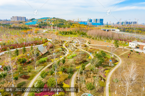 航拍鄭州市森林公園小山坡