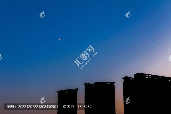 日落后的城市剪影
