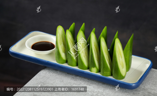沾醬小黃瓜