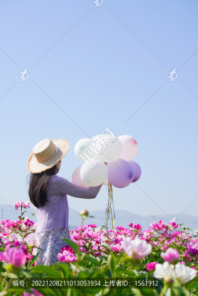 手拿氣球