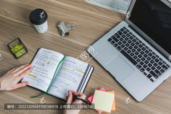 辦公桌上的電腦筆記本咖啡