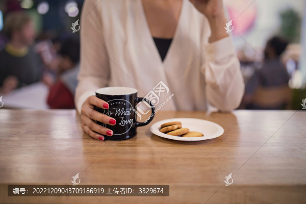 喝咖啡的女士