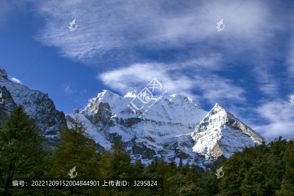稻城亞丁景區(qū)仙乃日神山