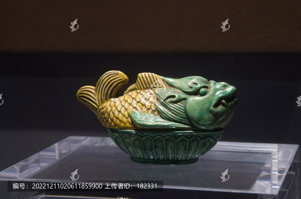 漳州窯素三彩魔羯形瓷蓋盒