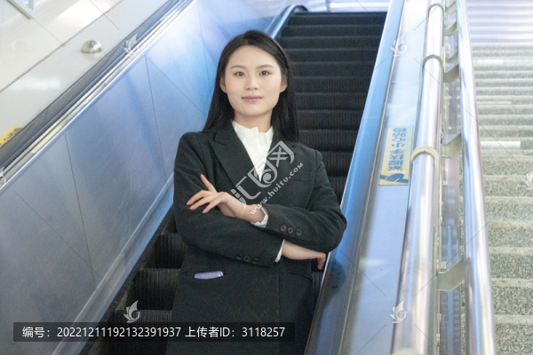 扶梯上的商務(wù)女性