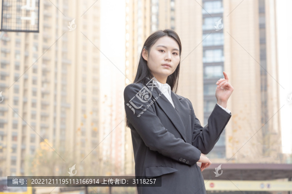 建筑前的西裝女性