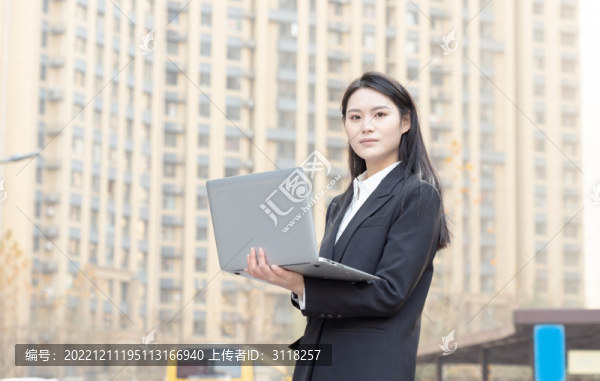 使用電腦的商務(wù)青年女性