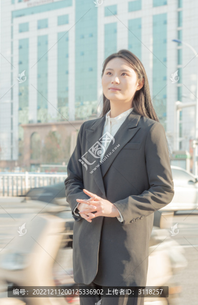 上班路上的西裝女性