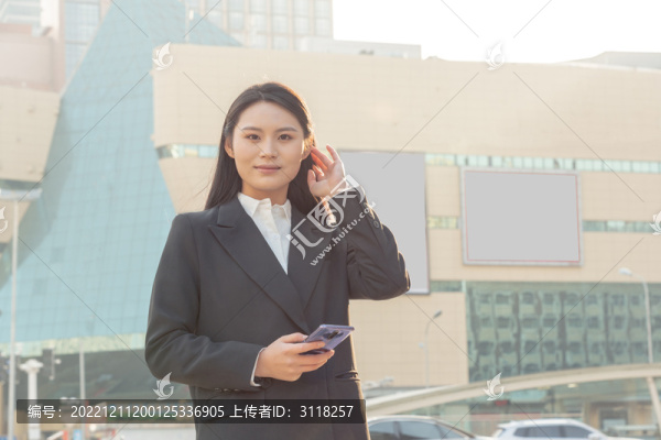 站在街頭的西裝女性