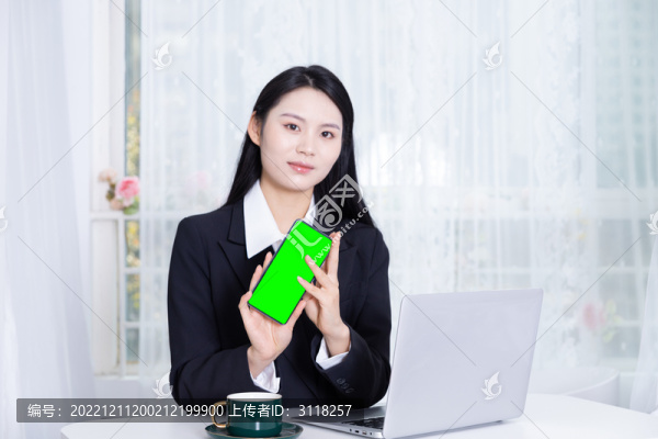 展示手機(jī)的的西裝女性
