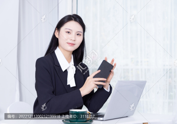 電腦前的西裝中國女性