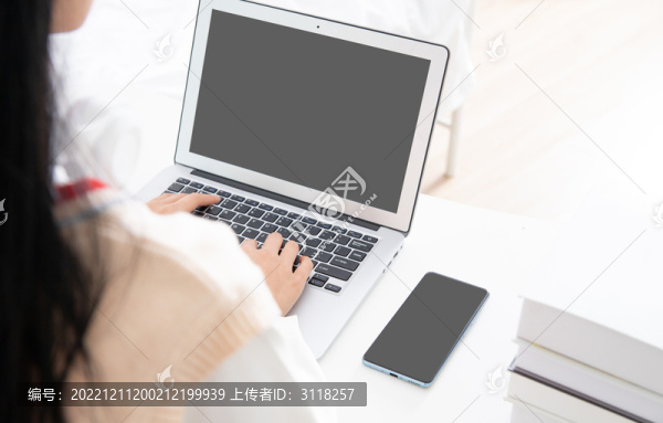 青年女學(xué)生使用電腦特寫